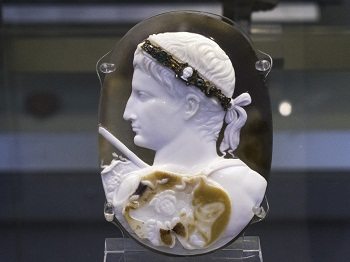 Roman artwork depicted by Blacas Cameo